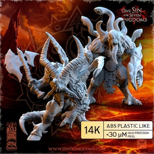 以下が含まれることがあります： 2体のファンタジー生物の精巧なライトグレーのミニチュア。一体は斧を持ち、もう一体は触手と大きな爪を持っています。燃えるような背景が特徴です。「ONE SIN FOR SEVEN KINGDOMS」と「ABS PLASTIC LIKE」の文字が画像にあります。
