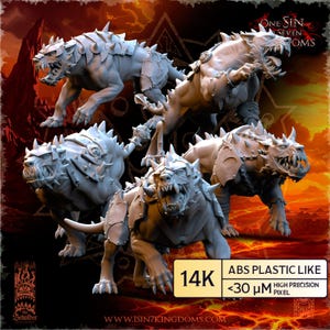 Peut inclure: Plusieurs figurines fantastiques grises claires, représentant des créatures canines avec une armure à pointes et la gueule ouverte. Le texte "ONE SIN SEVEN OMS" et "ABS PLASTIC LIKE" sont visibles. Les figurines sont étiquetées "14K" et "<30 μM HIGH PRECISION PIXEL".