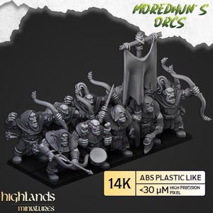 Op de afbeelding: Een groep grijze Orc-miniaturen, sommige met pijl en boog, andere met zwaarden en trommels. De banner luidt "MOREDHUN'S ORCS". De basis heeft de tekst "highlands miniatures" en een label met "14K ABS PLASTIC LIKE <30 µm HIGH PRECISION PIXEL".