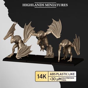 Op de afbeelding: Drie gedetailleerde miniatuurfiguren van vleermuisachtige wezens met uitgestrekte vleugels, geposeerd op een zwarte basis. De figuren zijn lichtbruin van kleur, met ingewikkelde details. De tekst "HIGHLANDS MINIATURES" staat bovenaan. De tekst "14K" en "ABS PLASTIC LIKE" staan onderaan.