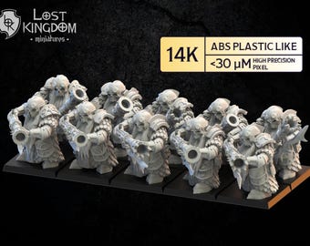 Puede incluir: Un grupo de figuras en miniatura, probablemente para un juego de mesa, se muestra sobre una base negra. Las figuras están detalladas con armaduras e instrumentos. El texto "LOST KINGDOM miniatures" es visible en la esquina superior izquierda, y "14K ABS PLASTIC LIKE" en la superior derecha.