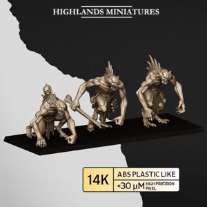 Può includere: Tre figure fantasy in miniatura beige su una base nera. Le figure sono umanoidi con denti affilati, artigli e caratteristiche appuntite. Una figura tiene in mano un'arma di ossa. Il testo "HIGHLANDS MINIATURES" è in alto. Il testo "14K" e "ABS PLASTIC LIKE" sono in basso.