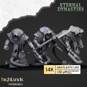 Puede incluir: Tres figuras en miniatura grises de guerreros con cabeza de serpiente, con armaduras y armas detalladas. La imagen muestra el texto "Eternal Dynasties" y "Highlands Miniatures". Las figuras son de plástico ABS y de alta precisión.