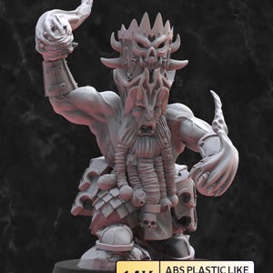 Puede incluir: Una figura en miniatura gris y detallada de un guerrero enano de fantasía, esculpida en una pose dinámica con el brazo levantado. La figura lleva armadura y un casco con cuernos con un diseño de calavera. La base tiene el texto "ABS PLASTIC LIKE" y "HIGH PRECISION PIXEL".