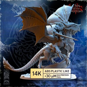 Pode incluir: Estatueta de dragão cinza claro com um cavaleiro segurando uma lança. O dragão tem grandes asas e está posicionado em uma base rochosa. O texto na base diz "14K ABS PLASTIC LIKE <30 μm HIGH PRECISION PIXEL".