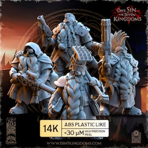 Peut inclure: Quatre figurines de nains détaillées, chacune avec une armure, des armes et de longues barbes tressées uniques. Les figurines sont de couleur gris clair, avec le texte "ONE SIN FOR SEVEN KINGDOMS" visible en arrière-plan.
