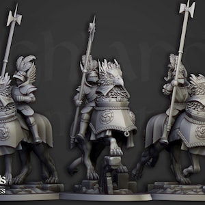 Puede incluir: Tres figuras en miniatura grises de caballeros montando corceles con cabeza de águila, cada uno sosteniendo un arma de asta. Las figuras están detalladas con armadura y elementos decorativos. La base de cada figura es una pequeña plataforma. El logotipo de Highlands Miniatures está en la parte inferior izquierda.