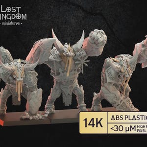 Könnte beinhalten: Drei detaillierte, graue Miniaturfiguren mit Hörnern und Rüstung, die auf einer rechteckigen Basis posieren. Die Figuren haben komplizierte Designs und sind mit "ABS PLASTIC LIKE" und "14K" mit einer Pixelmessung beschriftet.