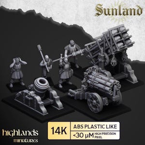 Op de afbeelding: Een verzameling grijze miniatuur oorlogsmachines en figuren, waaronder een mortier, een kanon met meerdere lopen en een grote katapultachtige structuur. De figuren lijken soldaten te zijn. De tekst "Sunland" en "highlands miniatures" is inbegrepen.