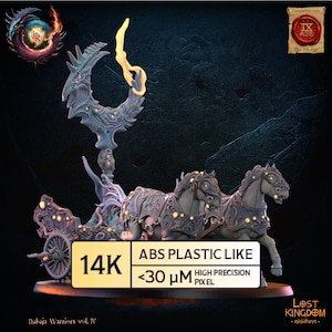 Può includere: Modello in miniatura dettagliato di un carro trainato da tre cavalli. Il carro ha disegni intricati ed è realizzato in plastica grigia. Il modello include una struttura a forma di mezzaluna con una fiamma. Il testo "ABS PLASTIC LIKE" e "14K" sono visibili.