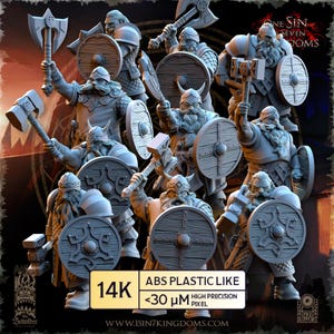 Puede incluir: Un conjunto de figuras de enanos grises, cada una con un arma y un escudo. Las figuras tienen barbas y cascos detallados. El texto en la imagen dice "ONE SIN SEVEN DOMS", "14K" y "ABS PLASTIC LIKE".