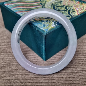 56 mm Armreif aus natürlicher weißer Jade mit sanften grünen Akzenten – zertifizierter Glücksbringer für besondere Anlässe