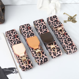 Puede incluir: Cuatro correas ajustables de estampado de leopardo rosa y marrón con herrajes dorados y detalles de cuero marrón. Las correas son para bolsos y carteras.