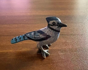 Statuetta in ceramica fatta a mano di ghiandaia azzurra, miniatura di uccello decorativo, ornamento da scrivania a forma di uccello, regalo per amanti della natura, piccolo animale da collezione