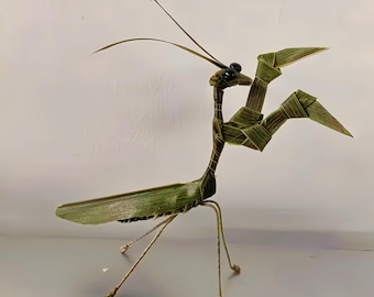 Handmade Straw Woven Praying Mantis Figurine | Palm Leaf Insect Sculpture | Eco-Friendly Nature Art Home Decor Gift