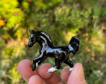 Estatueta de cavalo artesanal em cerâmica preta | Animal de estimação para chá equestre