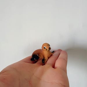 ミニチュアセラミック製アシカアザラシの動物、小さな茶色とオレンジ色