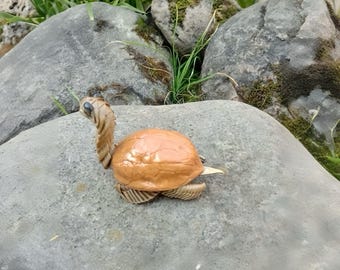 Decoração de jardim em forma de tartaruga feita à mão em nogueira