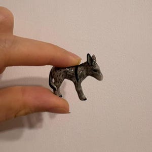 ミニロバの置物｜釉薬をかけた陶器製の小さな動物｜農場風インテリアギフト