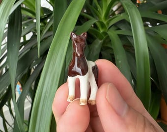 Miniatura de potro em cerâmica | Cavalo de porcelana marrom e branca feito à mão | Escultura de animal em miniatura | Decoração de cerâmica colecionável