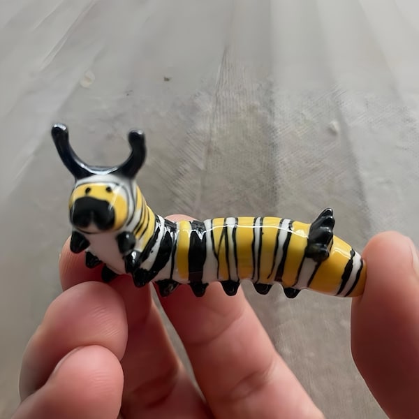 Klein Monarch Caterpillar-beeldje, handgemaakt keramisch boswezen voor Cottagecore-planken en op de natuur geïnspireerd decor