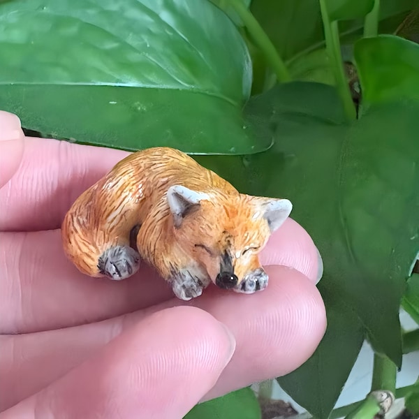 Kleine keramische slapende vos beeldje handgeschilderd bos dier miniatuur sculptuur cadeau