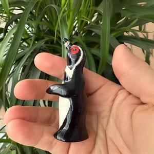 Figura de pingüino de cerámica / Escultura animal de porcelana artesanal / Arte coleccionable en miniatura / Regalo ecológico / Colecciónalo todo