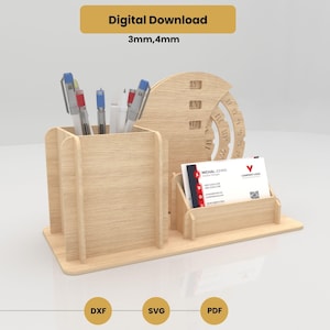 Może przedstawiać: Jasnobrązowy drewniany organizer biurkowy z przegródkami na długopisy, wizytówki i kalendarz. Organizer zawiera tekst "Digital Download 3mm, 4mm" oraz ikony DXF, SVG i PDF.