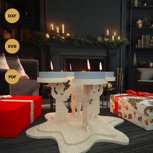 Può includere: Un portacandele in legno con quattro candele accese. Il supporto presenta supporti a forma di angelo e una base a forma di stella. Lo sfondo include un camino, candele e regali confezionati, suggerendo un tema festivo.
