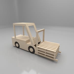 Könnte beinhalten: Ein Holzspielzeug-Gabelstapler in hellem Braun. Der Gabelstapler hat einen Kabinenrahmen, schwarze Räder und einen Hebemechanismus, der einen Stapel Holzpaletten hält. Das Design ist einfach und geometrisch.