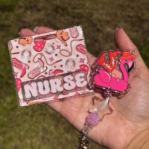 Flamingo Cowgirl Abzeichen Set W Benutzerdefinierter Titel und KOSTENLOSER VERSAND | Cowgirl Stiefel Abzeichen Reel| Cowgirl Badge Buddy | Western-Abzeichen-Rolle | Rosa Cowgirl