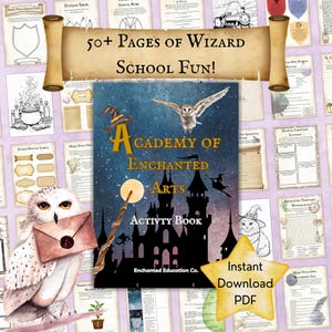 Può includere: Un libro di attività intitolato "Academy of Enchanted Arts" a tema mago, con un gufo, una strega e una silhouette di castello. La copertina è circondata da pagine con illustrazioni a tema mago e il testo "50+ Pages of Wizard School Fun!" e "Instant Download PDF".
