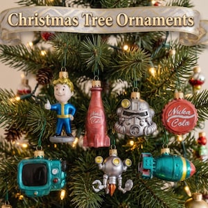 Puede incluir: Un conjunto de siete adornos para árbol de Navidad con temática de Fallout colgados en un pino. El set incluye una figura de Vault Boy, una botella de Nuka-Cola, un casco de servoarmadura, una chapa de Nuka-Cola, un Pip-Boy, un robot Mr. Handy.