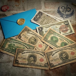 Op de afbeelding: Een verzameling nep-bankbiljetten, waaronder coupures van 5, 20 en 100 dollar, met een vintage uitstraling. Een blauwe envelop met een gouden waszegel is ook aanwezig. De biljetten tonen portretten en de tekst "New California Republic."