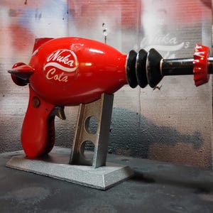 Replica Thirst Zapper, The shape of a Nuka-Cola bottle Prop from Fallout — hand-painted, Fan Art, Gift, Souvenirs