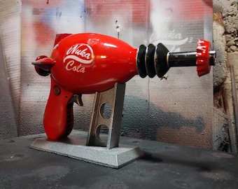 Durstbeseitiger handgemachte Nachbildung, Die Form einer Nuka-Cola Flasche Requisite aus Fallout — handbemalt, Fan Art, Geschenk, Souvenirs