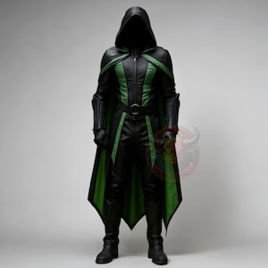 Puede incluir: Un disfraz negro con capucha y detalles verdes. El atuendo incluye un abrigo largo con rayas verdes, un cinturón y pantalones y botas a juego. La capucha oculta la cara, y el disfraz tiene protectores de brazos y guantes.