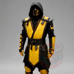 Puede incluir: Un disfraz de cuerpo entero con capucha y máscara negras, y armadura amarilla y negra. El disfraz incluye un chaleco acolchado amarillo, pantalones negros y protectores de brazos. El diseño recuerda a un personaje de videojuego.