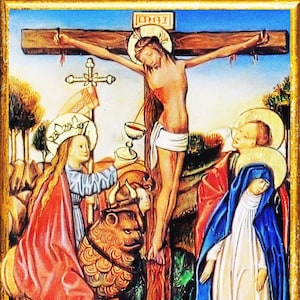 Puede incluir: Pintura religiosa enmarcada que representa la crucifixión de Jesús. La obra presenta figuras con túnicas, un cáliz y una criatura parecida a un león. La paleta de colores incluye rojos, azules y dorados, sobre un fondo verde y azul.