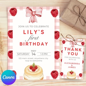 Puede incluir: Un conjunto de invitación de cumpleaños y tarjetas de agradecimiento con un patrón de cuadros rosas, frambuesas de acuarela y un lazo. La invitación dice "Lily's first birthday" con detalles del evento. La tarjeta de agradecimiento dice "Gracias".