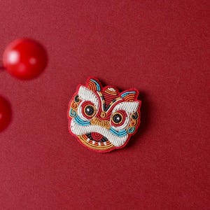 Spilla cinese danza del leone, rossa, festa, capodanno cinese, ricamo, spilla, distintivo, petto, design di moda, artigianato, design originale (BP007)