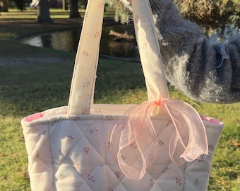 Bolso de mano acolchado kawaii: hecho a mano en algodón color crema con lazo rosa, suave y femenino, un bonito bolso para diario.