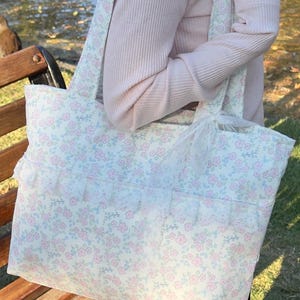 Pikowana torba z motywem kwiatowym | Torba na ramię Cottagecore | Ręcznie robiona bawełniana torba | Urocza torba na laptopa | Prezent dla niej Coquette