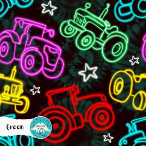 Pode incluir: Um padrão repetitivo com tratores em cores neon rosa, verde, amarelo e vermelho, com detalhes de estrelas brancas, sobre um fundo tie-dye verde escuro. A palavra "Green" é visível no canto inferior esquerdo.