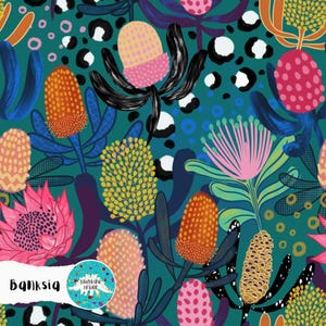 Può includere: Un vivace motivo botanico con colorati fiori di Banksia nei toni dell'arancione, rosa, giallo e blu su uno sfondo verde acqua. Il design include accenti neri e pois bianchi, creando una stampa floreale vivace e artistica.