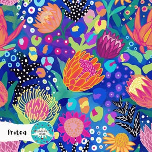 Puede incluir: Un fondo azul vibrante con un patrón floral colorido que presenta flores de protea, hojas y lunares. Las flores son en tonos de rosa, naranja, amarillo y rojo. El texto "Protea" es visible en la esquina inferior izquierda.