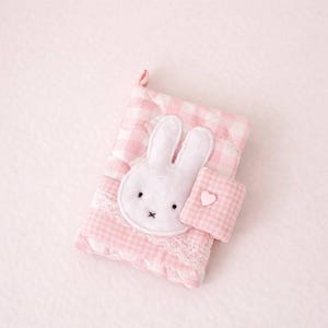 Copertina per libro con coniglietto trapuntato fatto a mano, copertina per diario in pizzo kawaii, porta agenda pastello