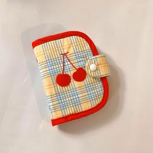 Pasta A7 fofa e funcional, design adorável de cereja, artigos de papelaria kawaii para fãs de KPOP, pasta de bolso pastel KPOP, pasta de caderno M5, mini