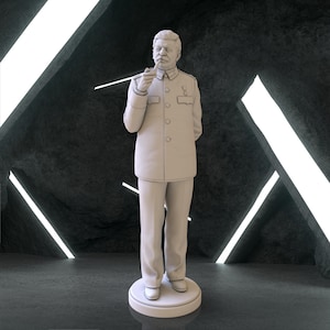 Peut inclure: Statue de couleur claire représentant un homme en uniforme de style militaire, tenant une pipe. La figurine repose sur une base circulaire. Le fond est un mur sombre et texturé avec des lumières linéaires blanches vives.