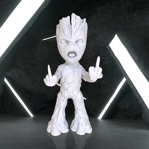 Könnte beinhalten: Eine weiße Figur eines baumartigen Charakters mit offenem Mund und erhobenen Mittelfingern. Die Figur hat eine strukturierte Oberfläche und steht in einer dunklen, futuristischen Umgebung mit weißen Neonlichtern.
